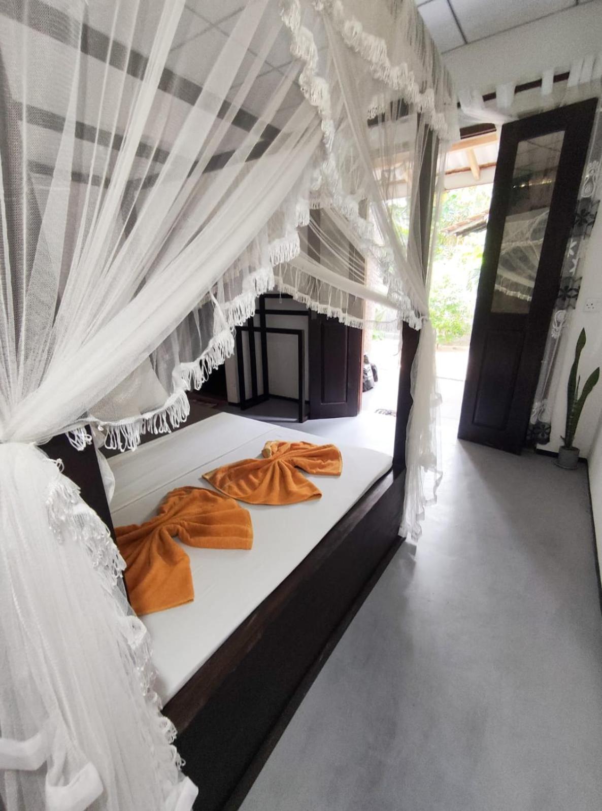 Aurora Midigama Hotel Ahangama Bagian luar foto
